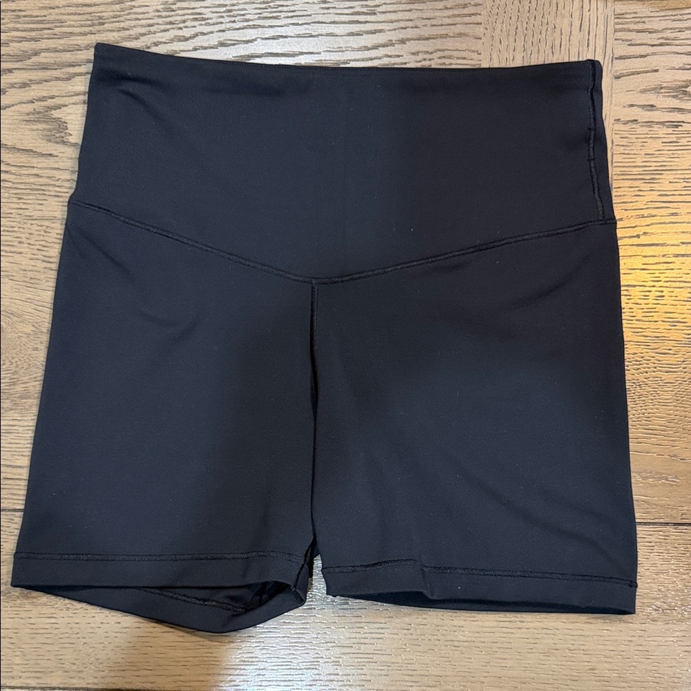 3/$18 Bundle Deal New- GAP Fit Women's Black Breathable Stretch Biker Shorts - Picture 3 of 3